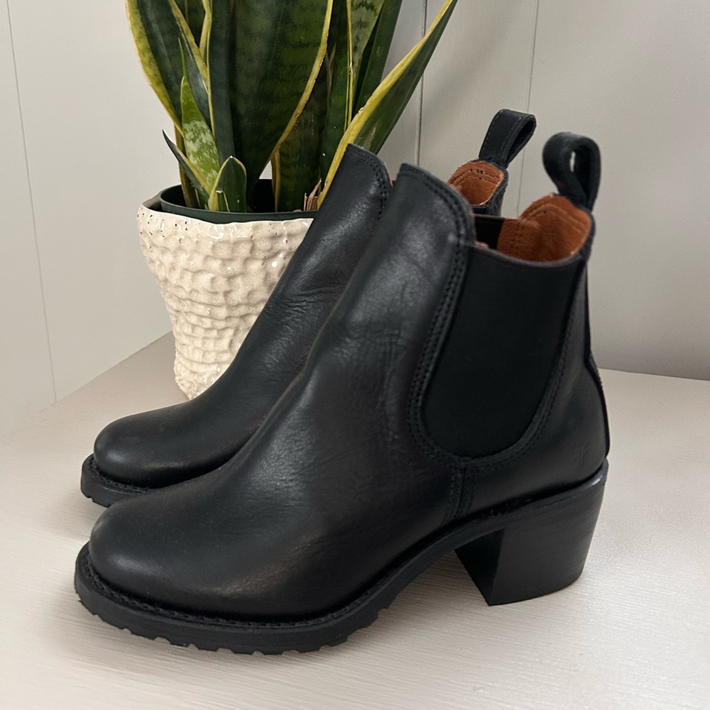 Frye Black Leather Chelsea Booties with Pull Tabs